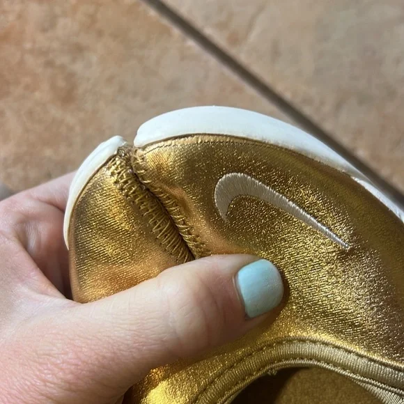 RARE -LIKE NEW Nike Air Rift Metallic Gold Tabis Training Sandal Shoe, Sz 7 - Picture 9 of 10